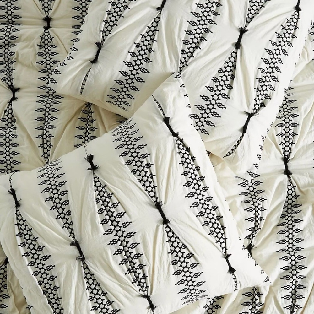Anthropologie Embroidered Lilou 2 Standard Shams Bedding Ivory Black 20x26 NEW